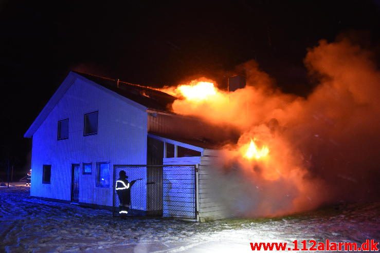 Voldsom brand i industribygning. Boulevard 56 i Jerlev ved Vejle. 08/02-2017. Kl. 22:38.