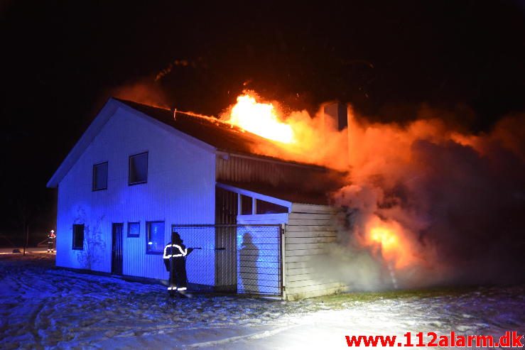 Voldsom brand i industribygning. Boulevard 56 i Jerlev ved Vejle. 08/02-2017. Kl. 22:38.