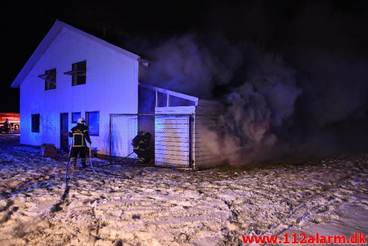 Voldsom brand i industribygning. Boulevard 56 i Jerlev ved Vejle. 08/02-2017. Kl. 22:38.