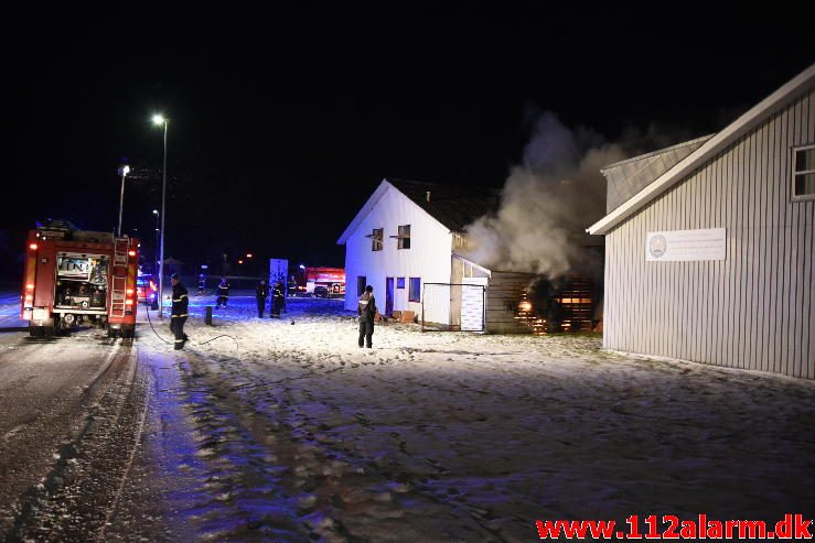 Voldsom brand i industribygning. Boulevard 56 i Jerlev ved Vejle. 08/02-2017. Kl. 22:38.