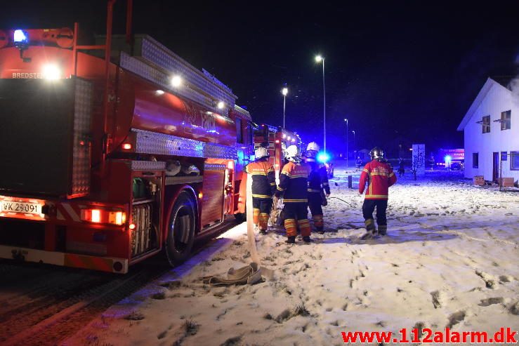 Voldsom brand i industribygning. Boulevard 56 i Jerlev ved Vejle. 08/02-2017. Kl. 22:38.