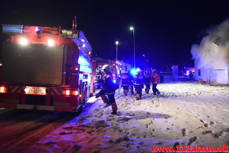 Voldsom brand i industribygning. Boulevard 56 i Jerlev ved Vejle. 08/02-2017. Kl. 22:38.