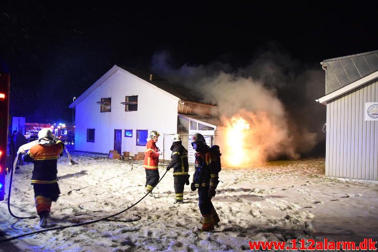 Voldsom brand i industribygning. Boulevard 56 i Jerlev ved Vejle. 08/02-2017. Kl. 22:38.