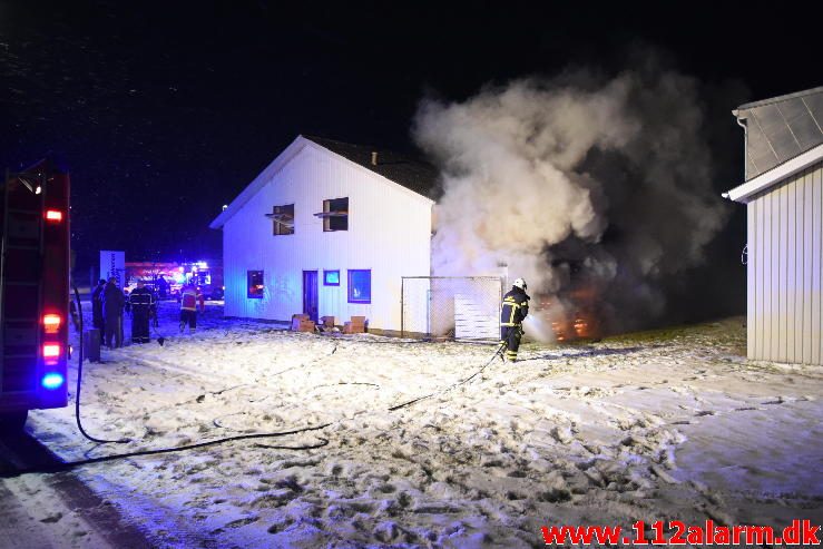 Voldsom brand i industribygning. Boulevard 56 i Jerlev ved Vejle. 08/02-2017. Kl. 22:38.