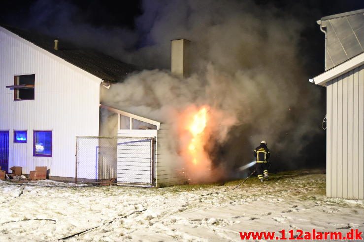 Voldsom brand i industribygning. Boulevard 56 i Jerlev ved Vejle. 08/02-2017. Kl. 22:38.