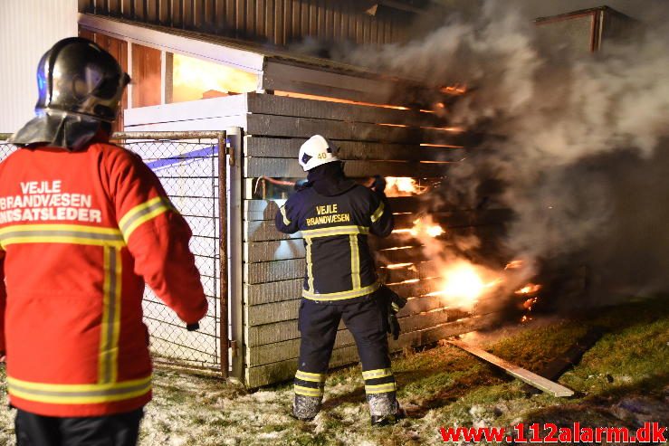 Voldsom brand i industribygning. Boulevard 56 i Jerlev ved Vejle. 08/02-2017. Kl. 22:38.