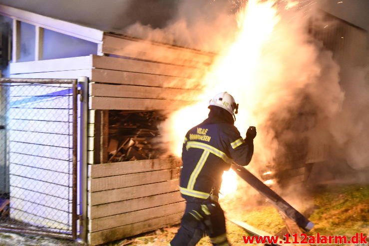 Voldsom brand i industribygning. Boulevard 56 i Jerlev ved Vejle. 08/02-2017. Kl. 22:38.