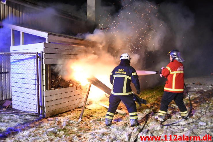 Voldsom brand i industribygning. Boulevard 56 i Jerlev ved Vejle. 08/02-2017. Kl. 22:38.