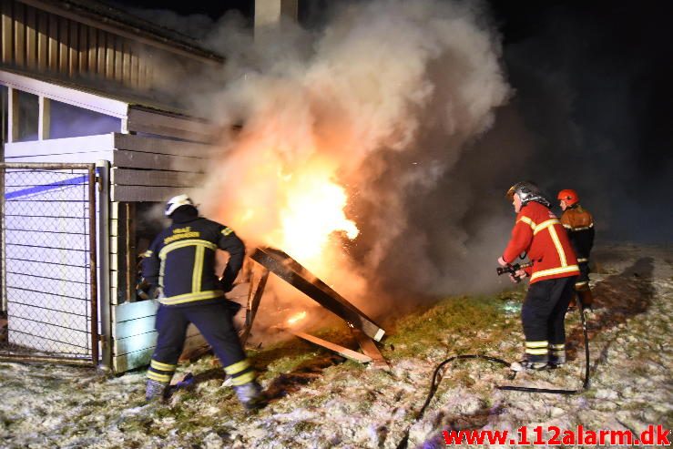 Voldsom brand i industribygning. Boulevard 56 i Jerlev ved Vejle. 08/02-2017. Kl. 22:38.