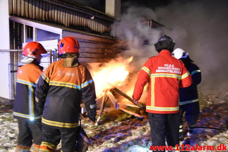 Voldsom brand i industribygning. Boulevard 56 i Jerlev ved Vejle. 08/02-2017. Kl. 22:38.