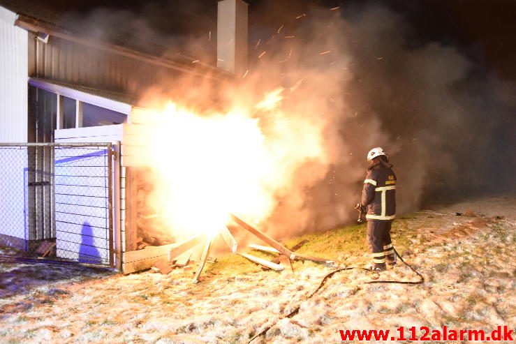 Voldsom brand i industribygning. Boulevard 56 i Jerlev ved Vejle. 08/02-2017. Kl. 22:38.