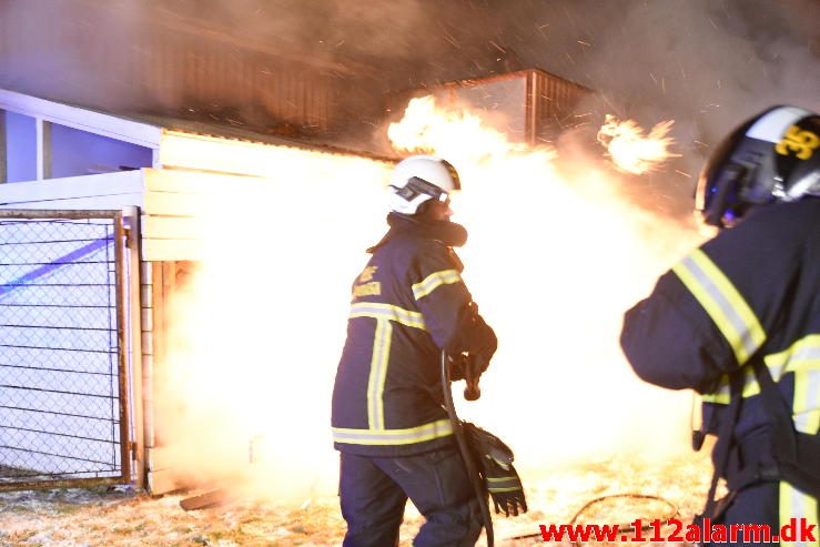 Voldsom brand i industribygning. Boulevard 56 i Jerlev ved Vejle. 08/02-2017. Kl. 22:38.