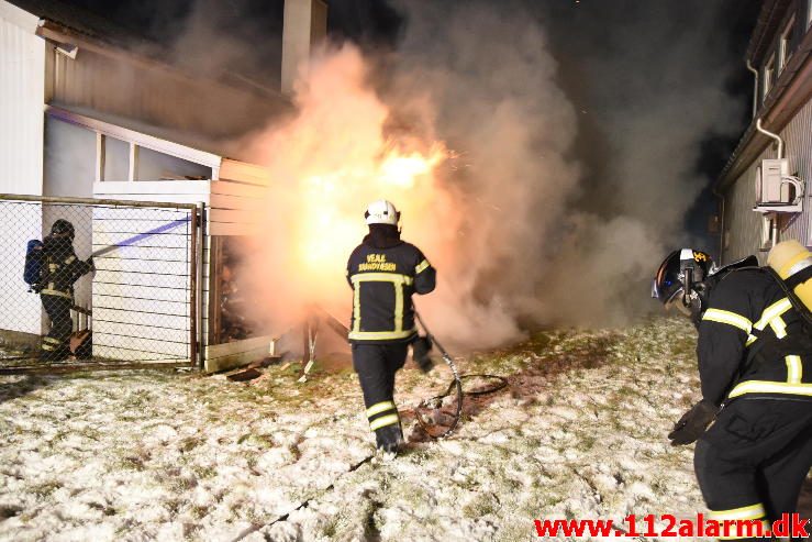 Voldsom brand i industribygning. Boulevard 56 i Jerlev ved Vejle. 08/02-2017. Kl. 22:38.