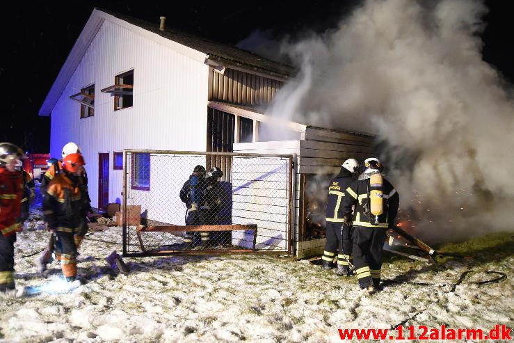 Voldsom brand i industribygning. Boulevard 56 i Jerlev ved Vejle. 08/02-2017. Kl. 22:38.