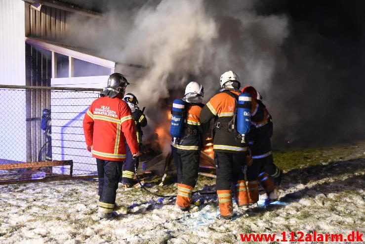 Voldsom brand i industribygning. Boulevard 56 i Jerlev ved Vejle. 08/02-2017. Kl. 22:38.