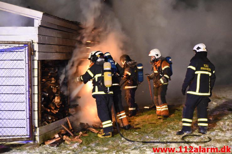 Voldsom brand i industribygning. Boulevard 56 i Jerlev ved Vejle. 08/02-2017. Kl. 22:38.