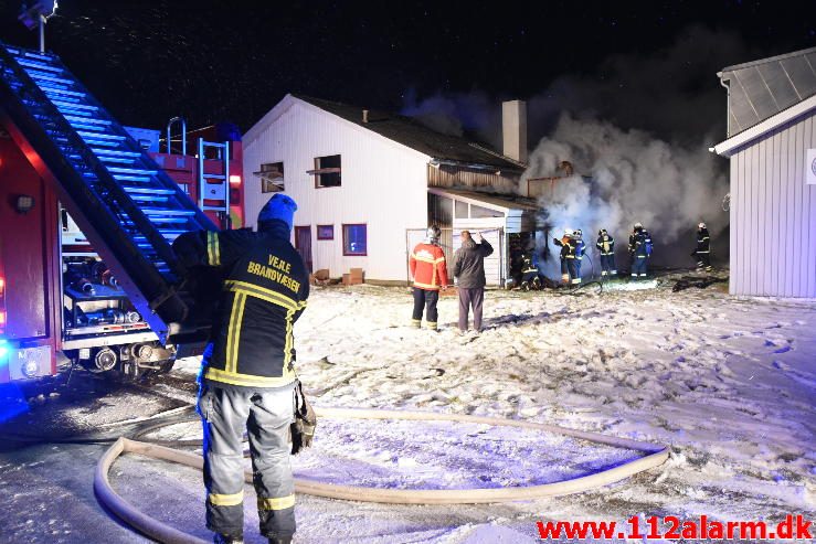 Voldsom brand i industribygning. Boulevard 56 i Jerlev ved Vejle. 08/02-2017. Kl. 22:38.