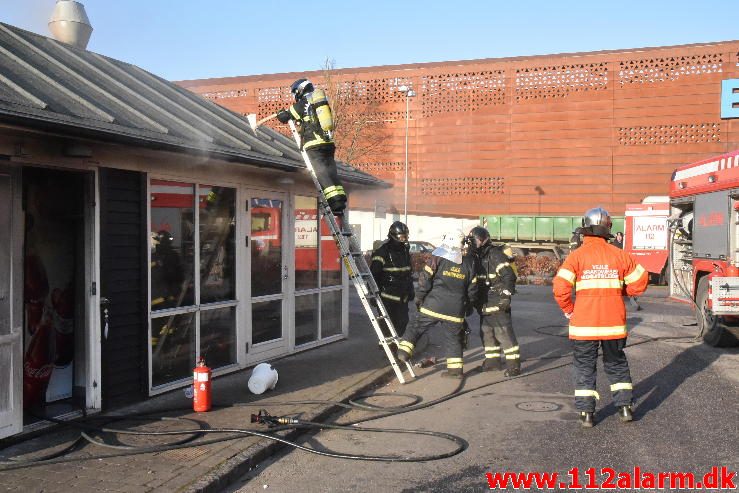 Brand i Pølsevogn. Aasen i Vejle. 15/02-2017. Kl. 15:04.