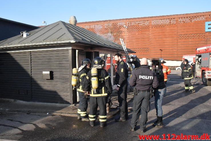 Brand i Pølsevogn. Aasen i Vejle. 15/02-2017. Kl. 15:04.