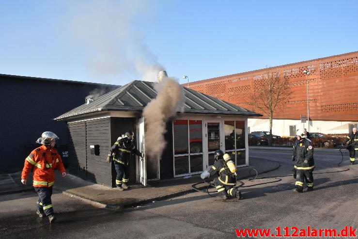 Brand i Pølsevogn. Aasen i Vejle. 15/02-2017. Kl. 15:04.