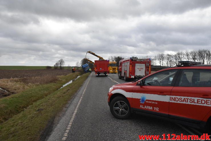 Udenlandsk lastbil kørt i grøften. Juelsmindevej ved Vejle. 28/02-2017. Kl. 9:15.