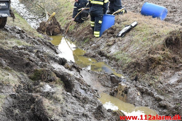 Udenlandsk lastbil kørt i grøften. Juelsmindevej ved Vejle. 28/02-2017. Kl. 9:15.