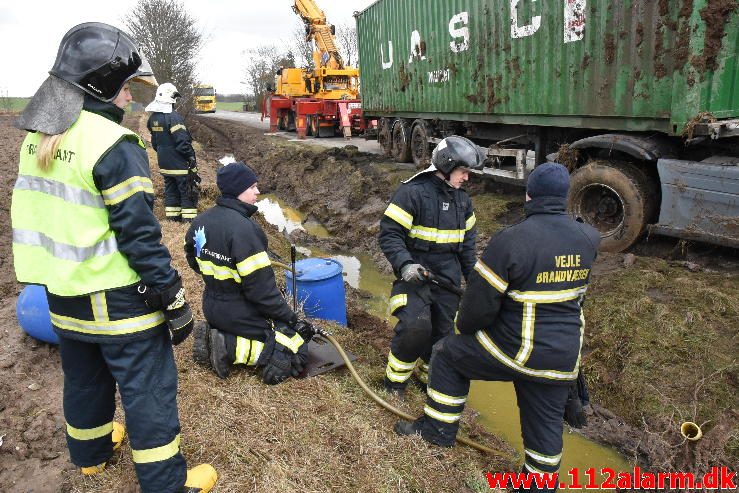 Udenlandsk lastbil kørt i grøften. Juelsmindevej ved Vejle. 28/02-2017. Kl. 9:15.