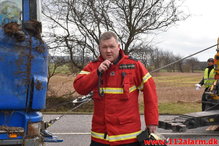 Udenlandsk lastbil kørt i grøften. Juelsmindevej ved Vejle. 28/02-2017. Kl. 9:15.