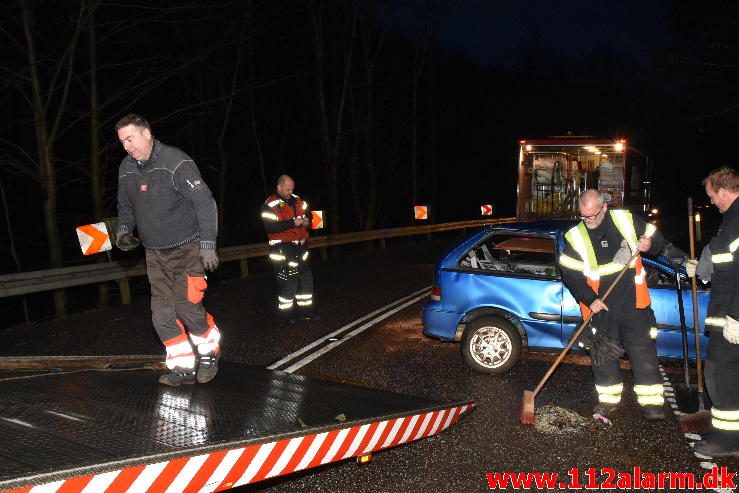 Bilen røg om på taget. Jellingvej ved Lerbæk Mølle. 01/03-2017. Kl. 18:00.