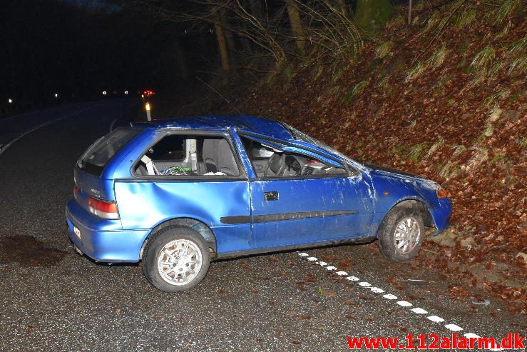 Bilen røg om på taget. Jellingvej ved Lerbæk Mølle. 01/03-2017. Kl. 18:00.