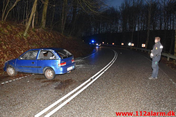 Bilen røg om på taget. Jellingvej ved Lerbæk Mølle. 01/03-2017. Kl. 18:00.