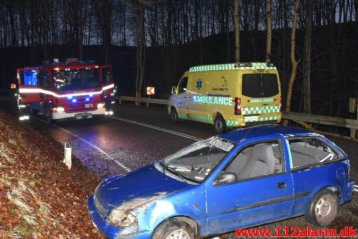 Bilen røg om på taget. Jellingvej ved Lerbæk Mølle. 01/03-2017. Kl. 18:00.