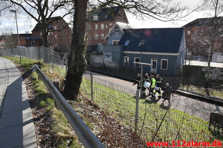 Redning på skrænt. Nordbanen i Vejle. 10/03-2017. Kl. 14:42.