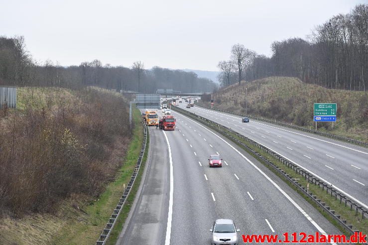 Lastbil i rabatten på E45 lige efter Vejlefjordbroen. 30/03-2017. Kl. 18:40.