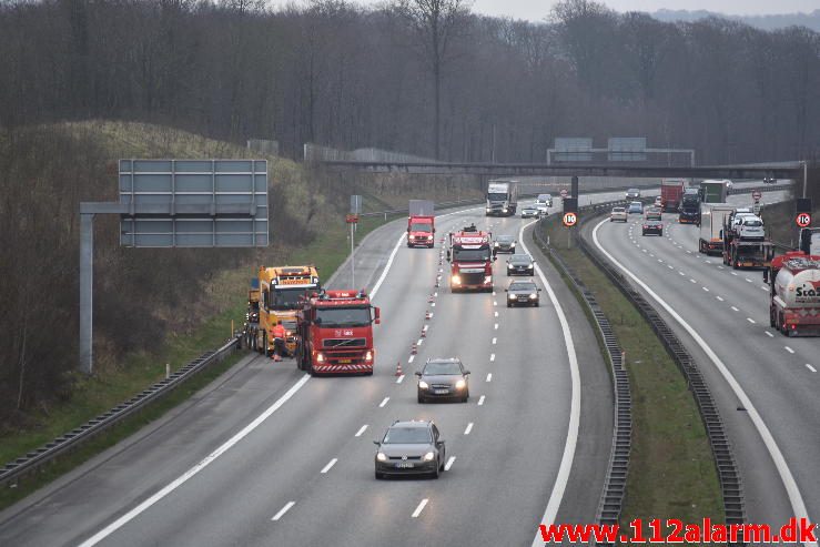 Lastbil i rabatten på E45 lige efter Vejlefjordbroen. 30/03-2017. Kl. 18:40.