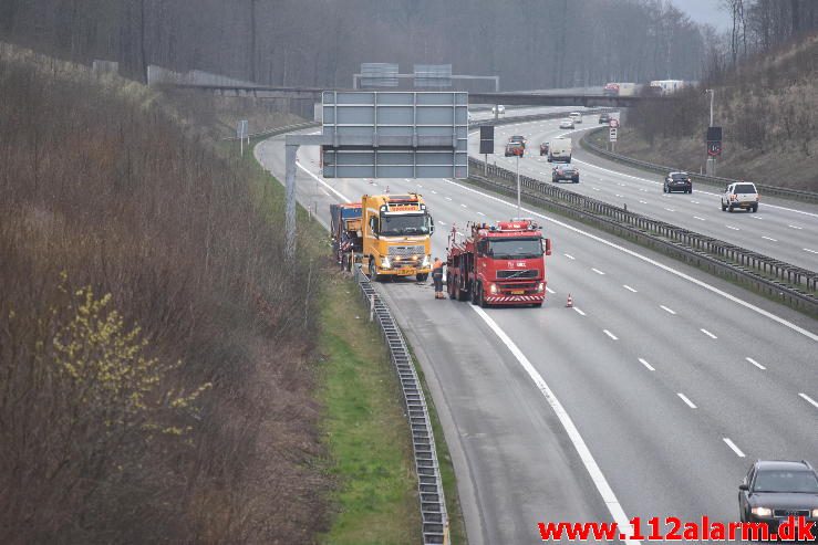 Lastbil i rabatten på E45 lige efter Vejlefjordbroen. 30/03-2017. Kl. 18:40.