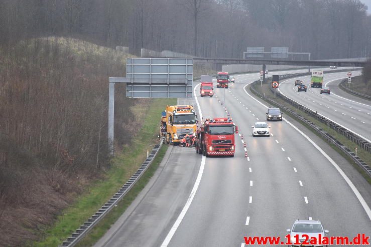 Lastbil i rabatten på E45 lige efter Vejlefjordbroen. 30/03-2017. Kl. 18:40.