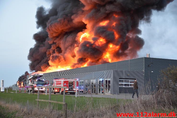 Brand i Industri. Ndr. Fabriksvej i Hedensted. 03/04-2017. Kl. 19:55.