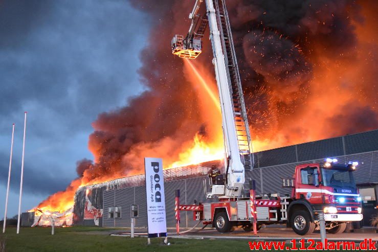 Brand i Industri. Ndr. Fabriksvej i Hedensted. 03/04-2017. Kl. 19:55.