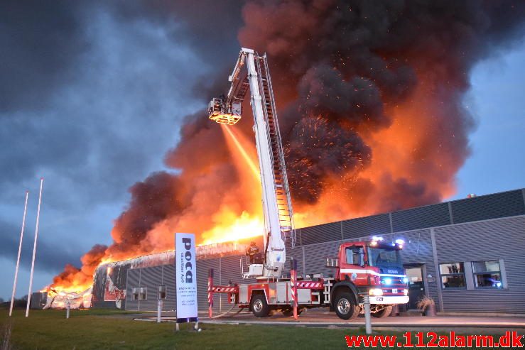 Brand i Industri. Ndr. Fabriksvej i Hedensted. 03/04-2017. Kl. 19:55.