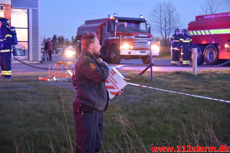 Brand i Industri. Ndr. Fabriksvej i Hedensted. 03/04-2017. Kl. 19:55.