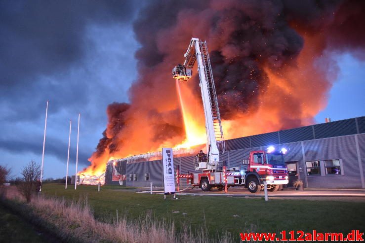 Brand i Industri. Ndr. Fabriksvej i Hedensted. 03/04-2017. Kl. 19:55.