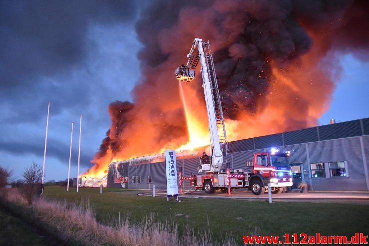 Brand i Industri. Ndr. Fabriksvej i Hedensted. 03/04-2017. Kl. 19:55.