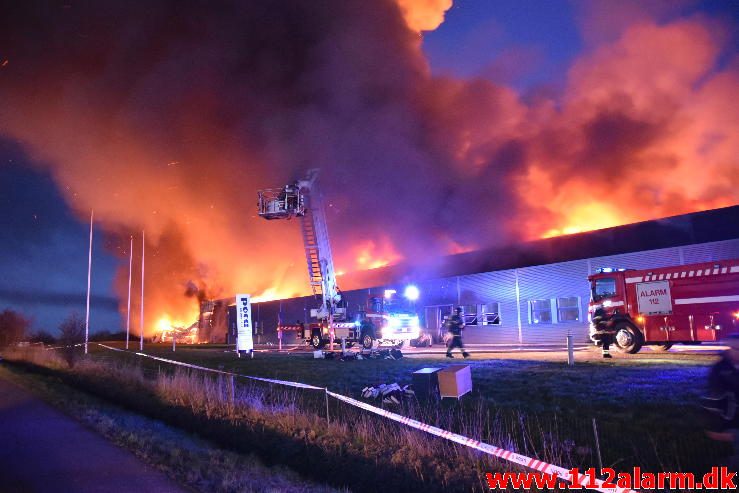 Brand i Industri. Ndr. Fabriksvej i Hedensted. 03/04-2017. Kl. 19:55.