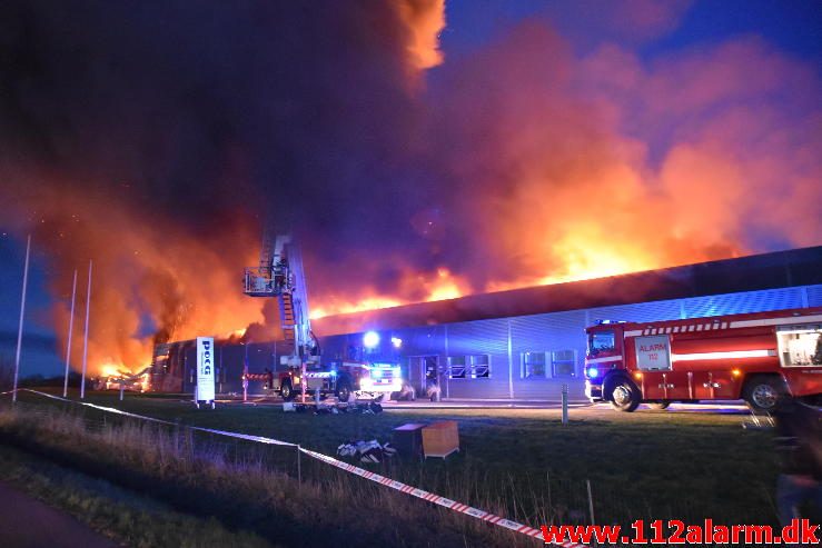 Brand i Industri. Ndr. Fabriksvej i Hedensted. 03/04-2017. Kl. 19:55.