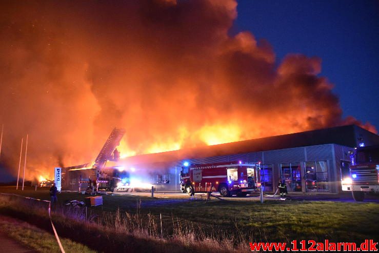 Brand i Industri. Ndr. Fabriksvej i Hedensted. 03/04-2017. Kl. 19:55.