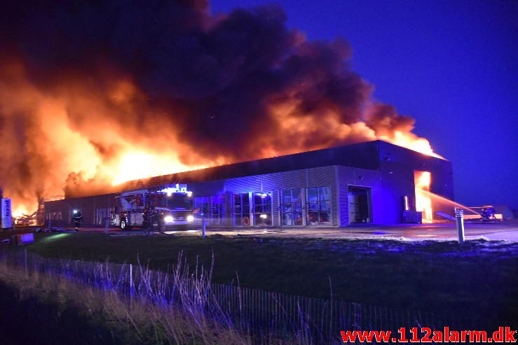 Brand i Industri. Ndr. Fabriksvej i Hedensted. 03/04-2017. Kl. 19:55.