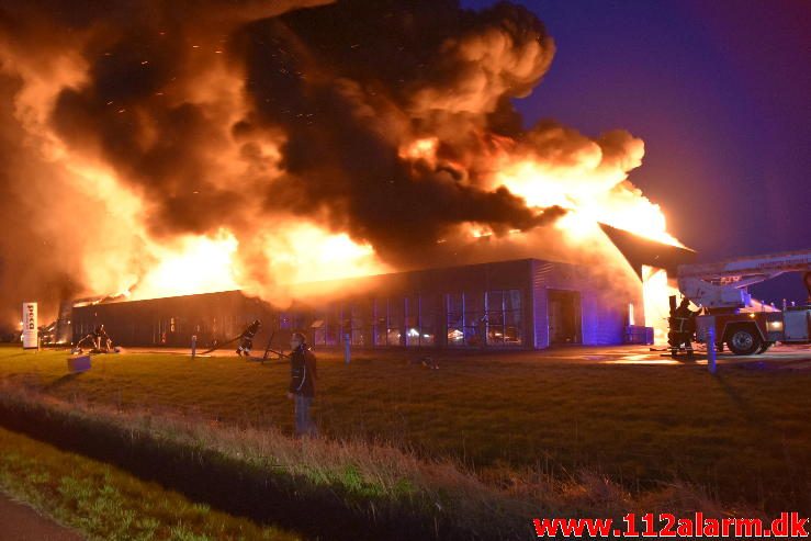 Brand i Industri. Ndr. Fabriksvej i Hedensted. 03/04-2017. Kl. 19:55.