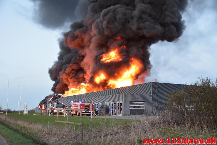 Brand i Industri. Ndr. Fabriksvej i Hedensted. 03/04-2017. Kl. 19:55.