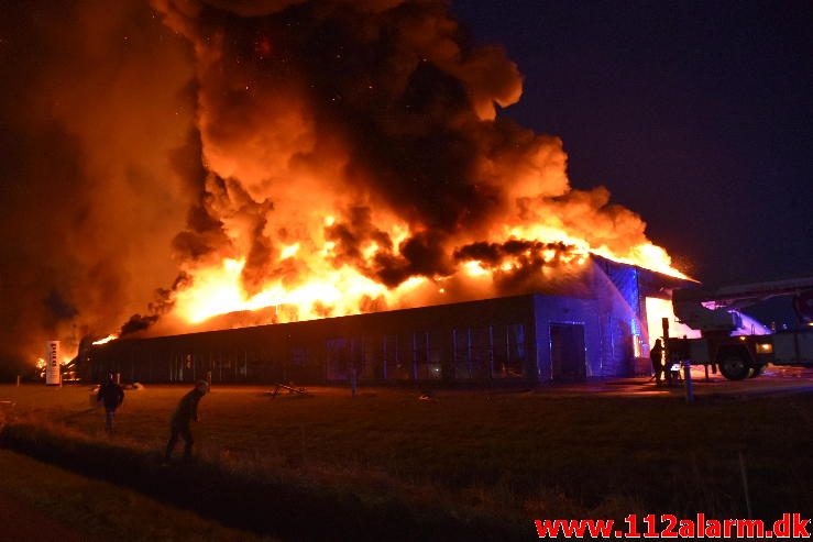 Brand i Industri. Ndr. Fabriksvej i Hedensted. 03/04-2017. Kl. 19:55.